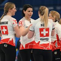 Die Schweiz hat bei der Curling-WM der Frauen im schwedischen Sandviken zum dritten Mal nacheinander ihren Titel erfolgreich verteidigt.