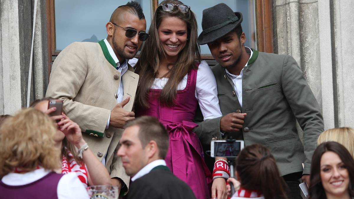 Sie kann sich aber auch im Dirndl bei der gemeinsamen Meisterfeier mit den männlichen Bayern-Kollegen sehen lassen