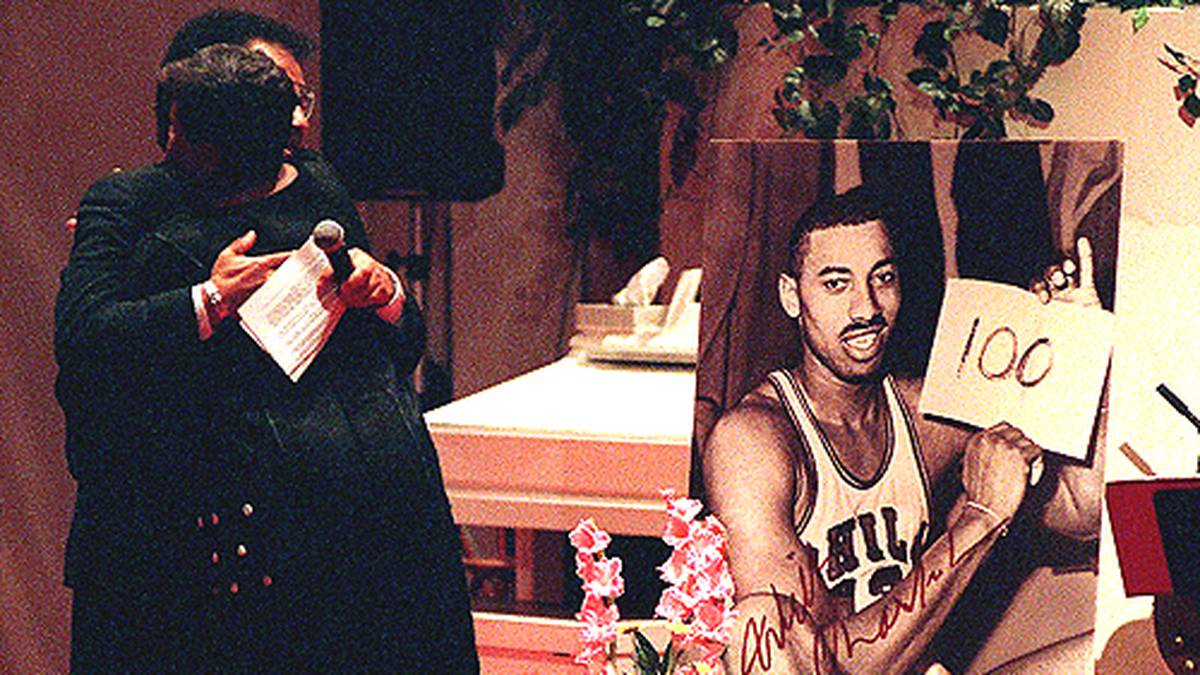 36 von 63 Versuchen trifft "The Big Dipper" damals aus dem Feld und verwandelt 28 von 32 Freiwürfen - ein Rekord für die Ewigkeit. Trotz seines frühen Todes 1999 - im Alter von 63 Jahren - wird er damit für immer mit der NBA verbunden sein. SPORT1 zeigt die besten Bilder seiner außergewöhnlichen Karriere