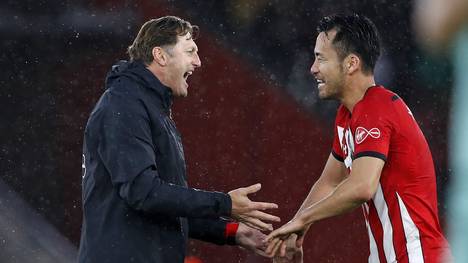 Ralph Hasenhüttl (l.) feiert den 3:2-Sieg gegen Arsenal mit Verteidiger Maya Yoshida