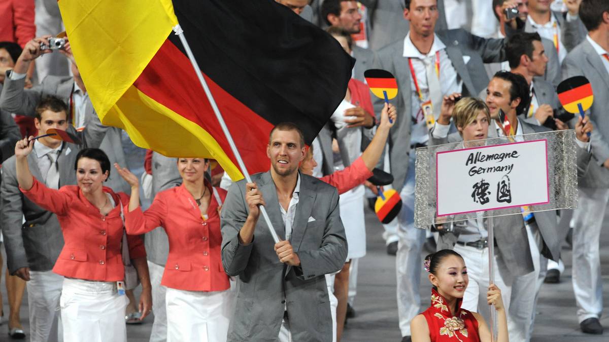 Zuvor gibt es allerdings einen emotionalen Höhepunkt: Nowitzki qualifiziert sich mit der Nationalmannschaft für die Olympischen Spiele 2008 in Peking und darf Team Deutschland bei der Eröffnungsfeier sogar als Fahnenträger ins Olympiastadion führen