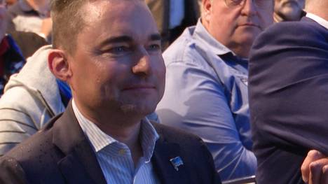Investor Lars Windhorst wird bei der Mitgliederversammlung von Hertha BSC von anwesenden Fans scharf attackiert. Immer wieder ergreifen diese während seiner Rede das Wort.