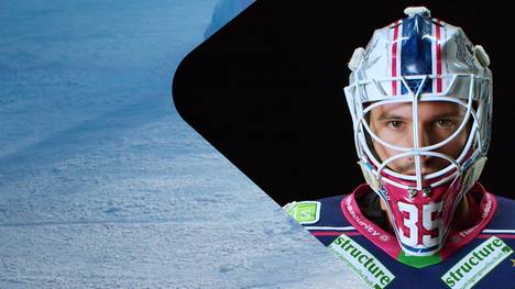 Meister-Goalie Mathias Niederberger zeigt uns seine neue Eishockey-Maske.