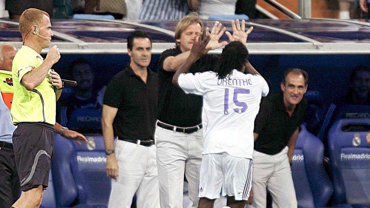 Royston Drenthe feiert sein traumhaftes Debüt-Tor für Real Madrid mit dem damaligen Trainer Bernd Schuster
