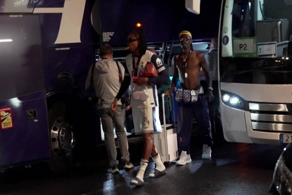Nach dem Triumph gegen Manchester United im Finale der Europa League werden die Helden der Tottenham Hotspur am Hotel in Bilbao von den Fans begeistert empfangen - und mit Sprechchören gefeiert.