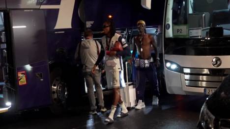 Nach dem Triumph gegen Manchester United im Finale der Europa League werden die Helden der Tottenham Hotspur am Hotel in Bilbao von den Fans begeistert empfangen - und mit Sprechchören gefeiert.
