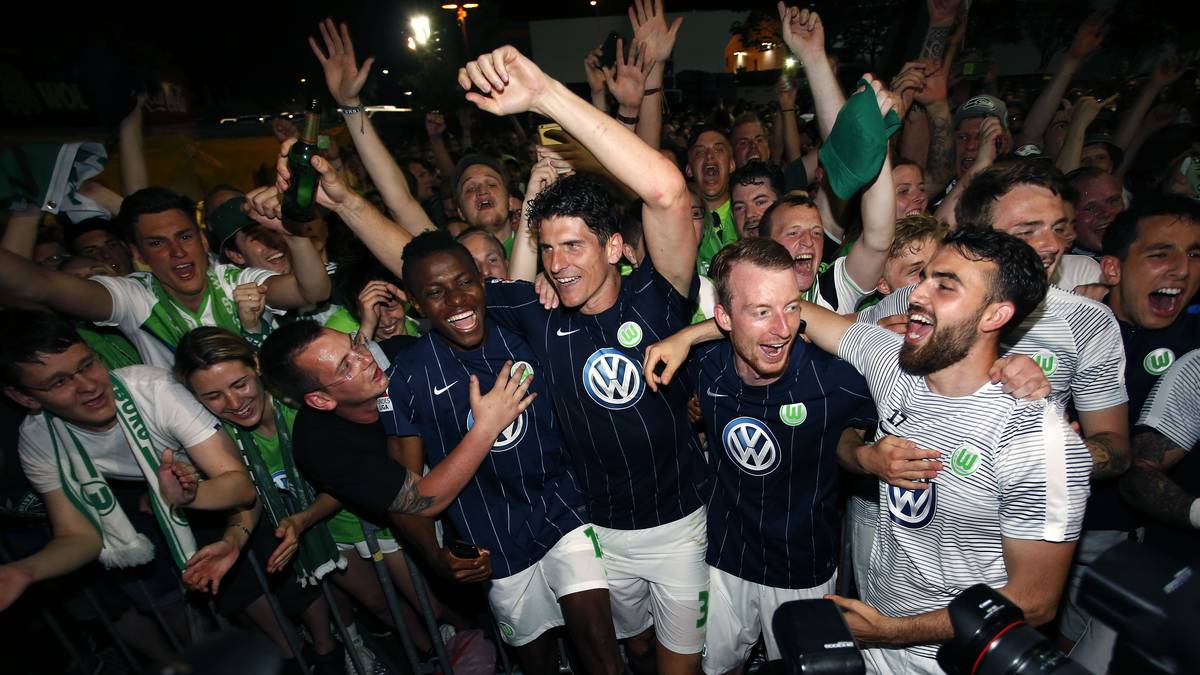 Die Wolfsburger sind für ihre Jubel-Arien derweil ausgewandert. Victor Osimhen, Mario Gomez und Maxi Arnold (Mitte von links) feiern ausgelassen mit den eigenen Anhängern