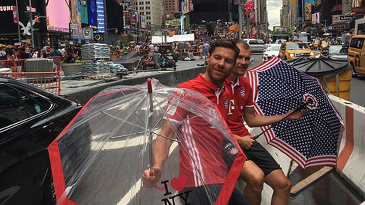 Am Tag darauf besuchen Xabi Alonso und Holger Badstuber den berühmten Times Square in New York