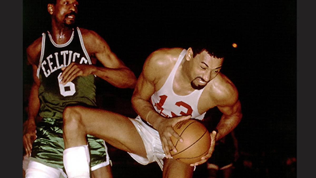 Nach zwei Jahren im Showteam der Harlem Globetrotters wechselt Chamberlain 1959 in die NBA zu den Philadelphia Warriors. Am 24. November 1960 schnappt sich "The Chairman of the Boards"  gegen die Boston Celtics unglaubliche 55 Rebounds