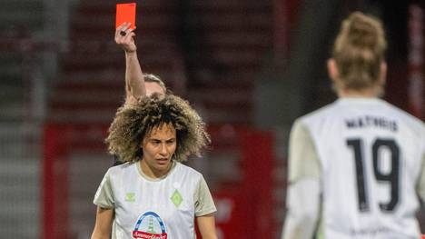Der 1. FC Union Berlin empfängt Werder Bremen in der Frauen-Bundesliga. Die Fans in der alten Försterei sehen ein Fünf-Tore-Spektakel - und einen seltsamen Platzverweis.