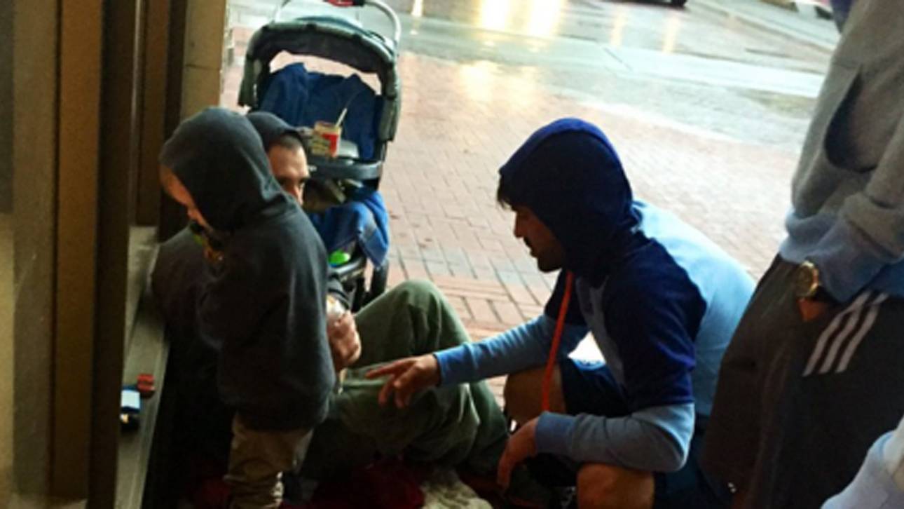 Stürmer-Star Villa mit rührender Geste