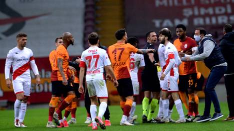 Der Stürmer von Antalyaspor hat die Nase voll vom Verhalten einiger Spieler und Funktionäre in der türkischen Liga.