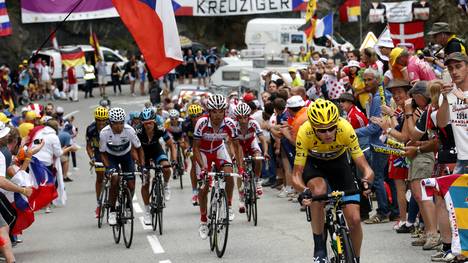 Fahrer um Christopher Froome fahren einen Berg bei der Tour de France hoch