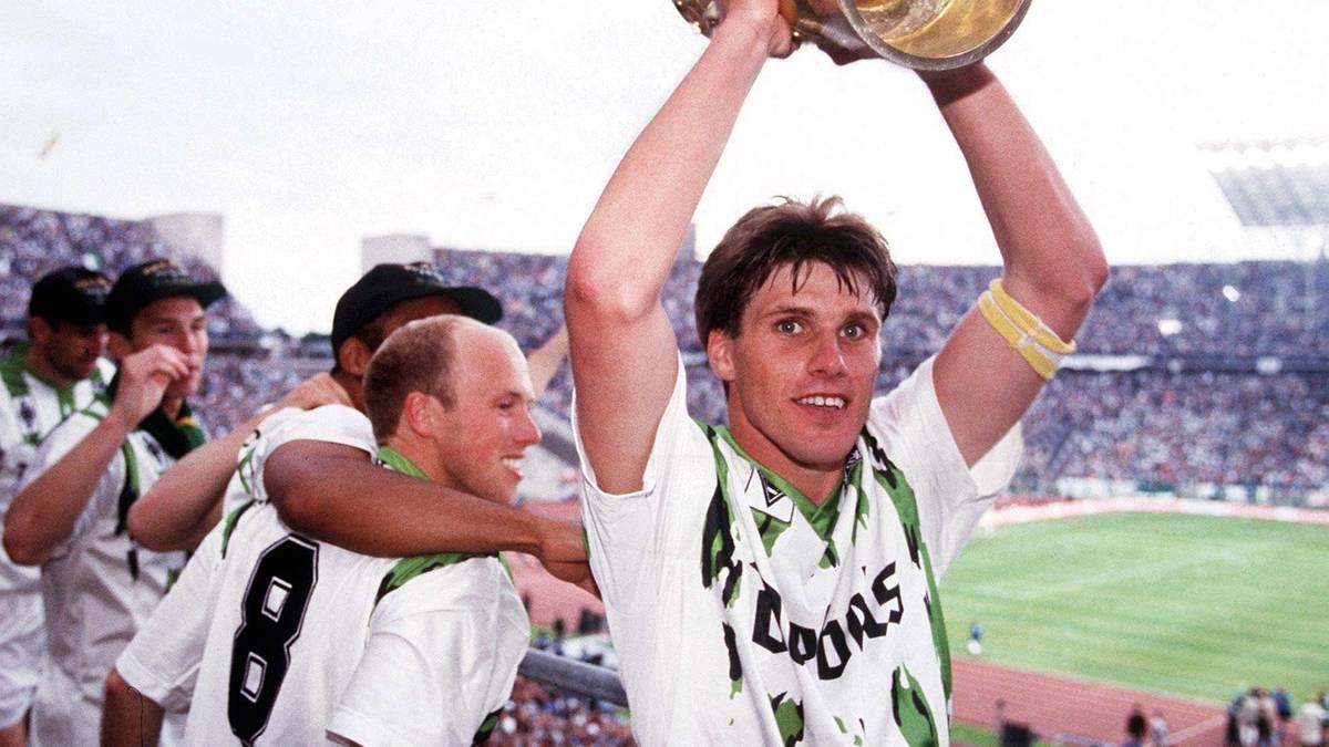 MICHAEL KLINKERT: Zusammen mit Marell kam 1989 auch Michael Klinkert zu den Fohlen. Die Karrieren der beiden hätten nicht unterschiedlicher verlaufen können: Der kopfball- und zweikampfstarke Klinkert prägte in zwölf Jahren eine Ära in der Borussia-Defensive, gewann 1995 den DFB-Pokal - und erarbeitete sich in dieser Zeit den Ruf als einer der härtesten Verteidiger der Liga