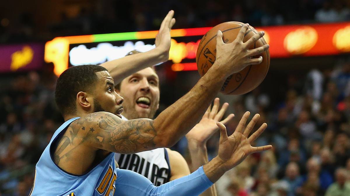 Dirk Nowitzki zeigt derweil selten gezeigte Fähigkeiten als Shotblocker. Hier sendet er D.J. Augustins Versuch zurück an den Absender