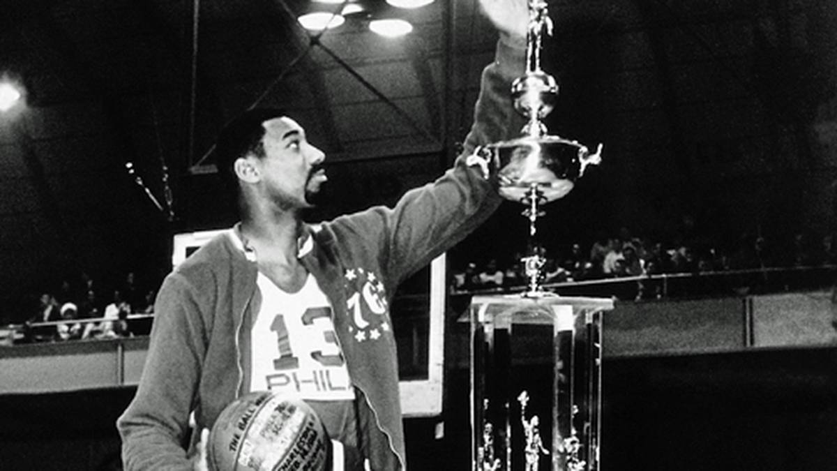 Inzwischen im Trikot der Philadelphia 76ers wird Chamberlain zum besten Scorer der NBA-Geschichte und ist der erste Spieler, der mehr als 25.000 Punkte markiert. Am Ende seiner Karriere sind es sogar 31.419 Zähler - derzeit noch Platz sechs in der ewigen Bestenliste, knapp vor Dirk Nowitzki