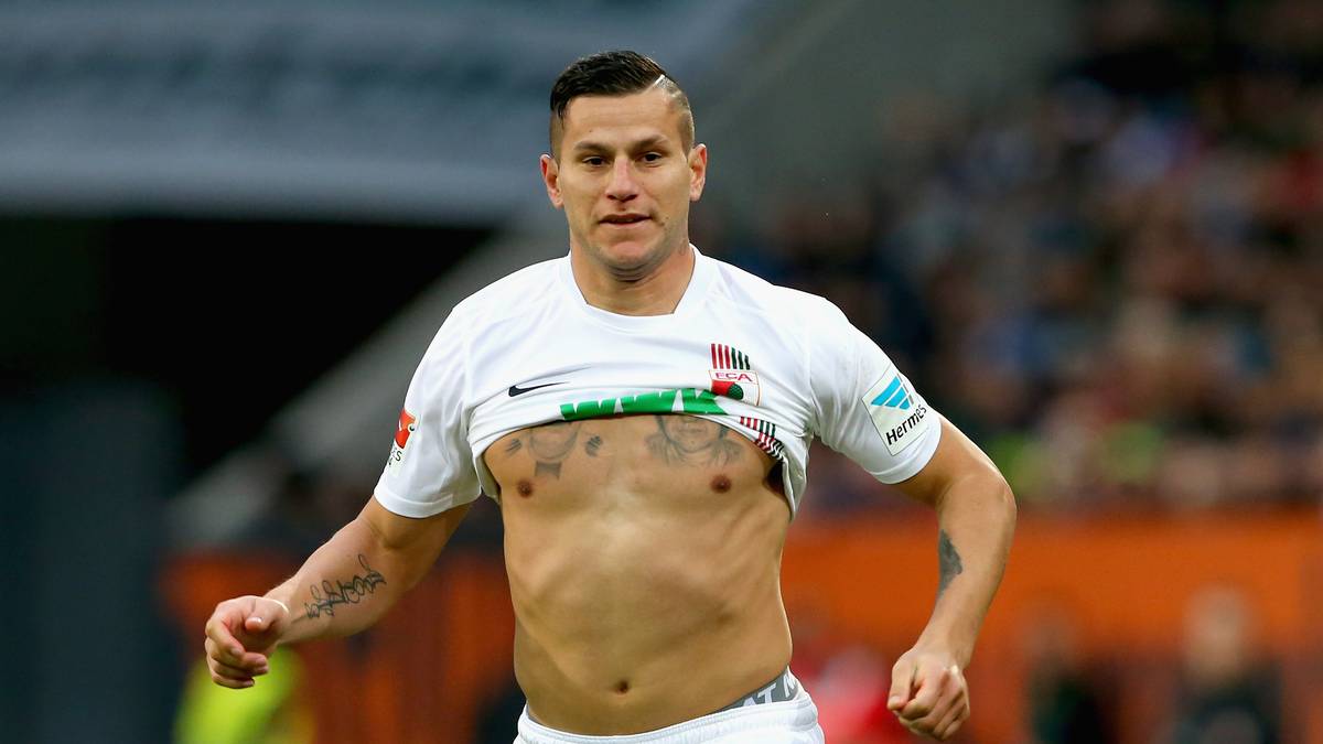 Immerhin macht Augsburgs Stürmer Raul Bobadilla mit dieser kleinen Striptease-Einlage den weiblichen Fans eine kleine Freude