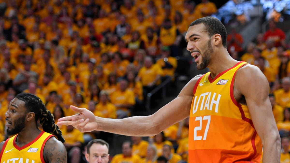 PLATZ 14 - RUDY GOBERT: Der zweimalige All-Star ist wegen seiner Defensivfähigkeiten auch als "The Stifle Tower" bekannt. 2017 war er mit 214 Blocks an der Spitze des NBA-Rankings. Dreimal ist er ins All-Defensive-Team berufen und 2018 zum Defensive Player of the Year gewählt worden