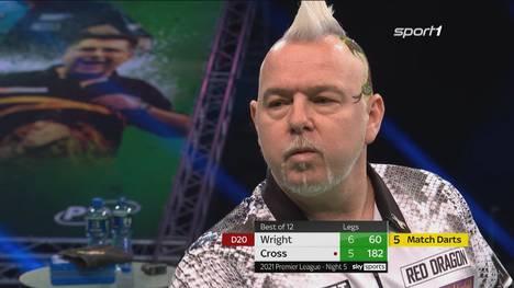 Peter Wright wechselt erneut während der Premier League seine Pfeile. Gegen Rob Cross führen seine neuen Wackelpfeile zum gewünschten Erfolg.