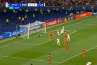 Im Viertelfinale zwischen der Türkei und den Niederlanden bei der UEFA EURO 2024 verhindert Bart Verbruggen in der Nachspielzeit mit einer starken Parade den Ausgleich der Türken.