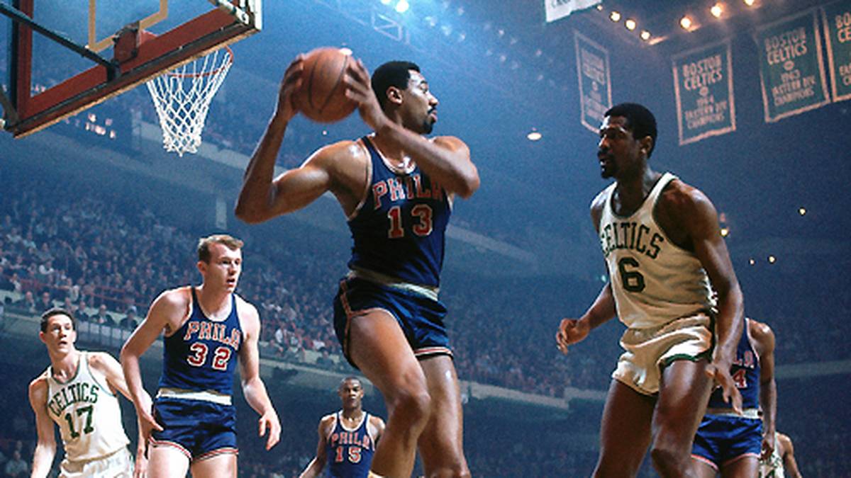 Besonders die Duelle mit Bill Russell (r.) und den Boston Celtics ziehen die Fans in ihren Bann