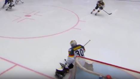 NHL- und Deutschland-Goalie Philipp Grubauer muss beim WM-Duell gegen die USA zwischenzeitlich in die Kabine. Später kehrt er allerdings aufs Eis zurück.