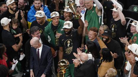 Jaylen Brown von den Boston Celtics stemmt den MVP-Pokal in die Höhe