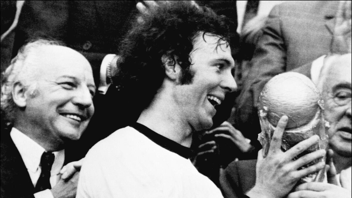 PLATZ 7: FRANZ BECKENBAUER - Sorgte dafür, dass jeder Sportbegeisterte weltweit das deutsche Wort "Kaiser" kennt. Genial-elegante Verkörperung der deutschen Fußballblüte in den Siebzigern. Dominierte mit dem FC Bayern von 1972 bis 74 Europa, mit der Nationalelf Europa und die Welt. Deutschlands Jahrhundertfußballer