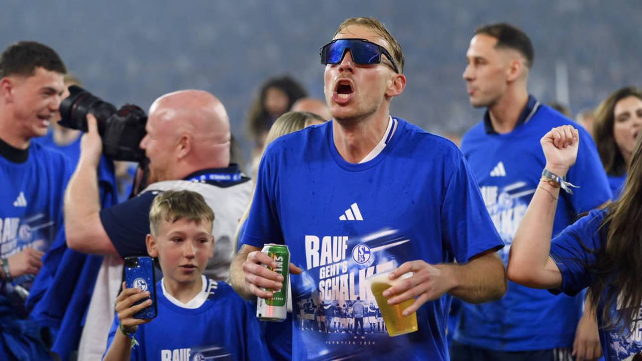 Timo Becker feiert ausgelassen den Schalker Aufstieg