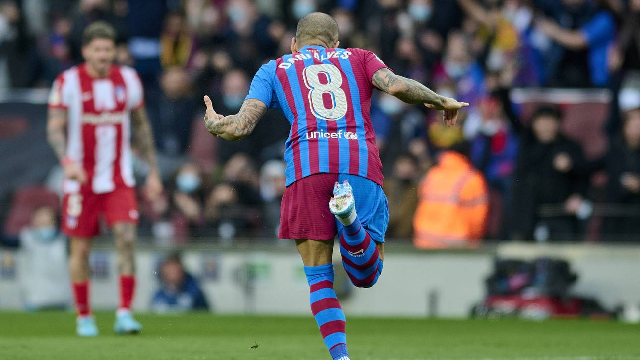 Alves fliegt bei Barca-Spektakel