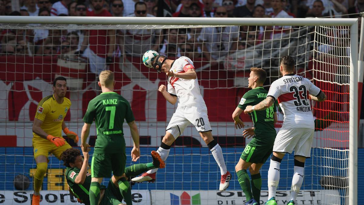 der VfB setzt den ersten Treffer. Christian Gentner (M.) setzt sich im Kopfballduell gegen Milos Veljkovic durch und markiert nach 13 Minuten das 1:0. Es ist sein erstes Bundesligator seit zwei Jahren