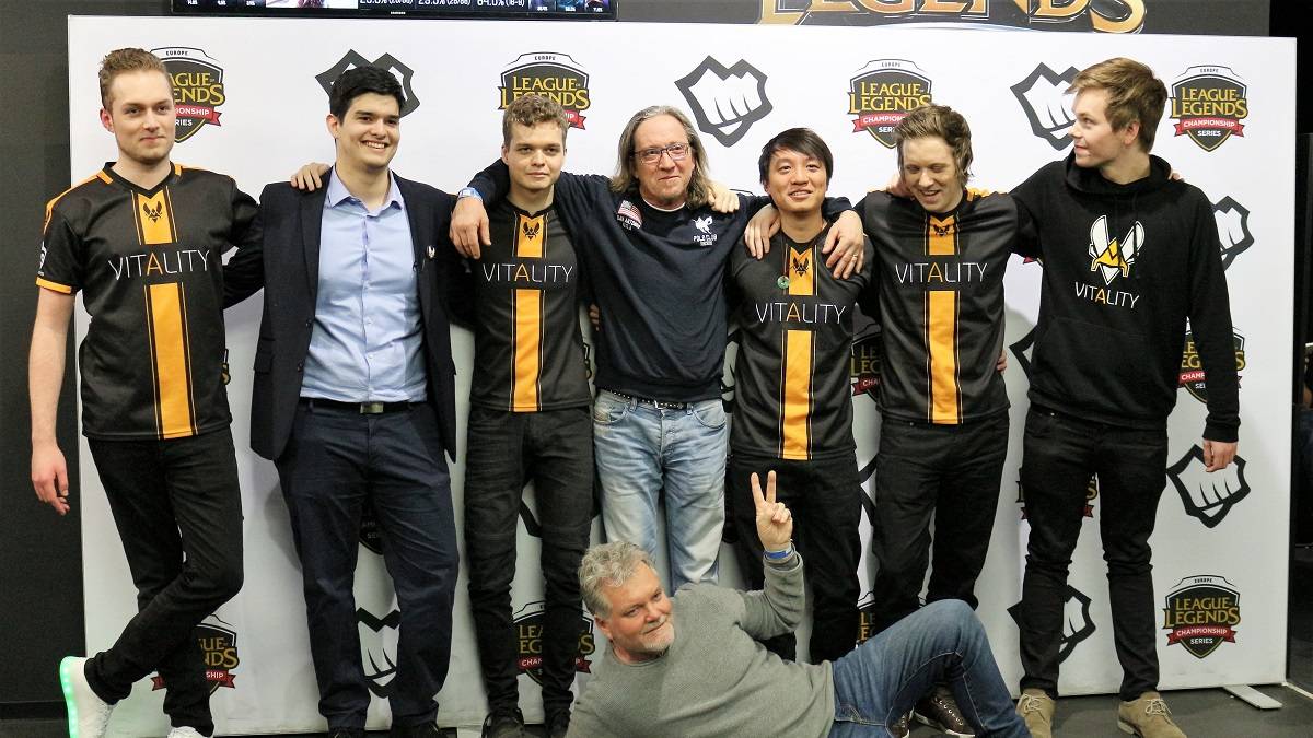 Hjarnans Vater (u.) ließ sich mit seinem Sohn und dessen Team abbilden.