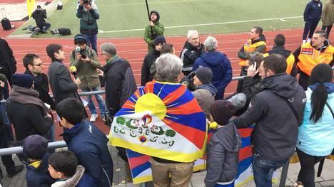 Tibet-Aktivisten während des Spiels der chinesischen U20 in Mainz