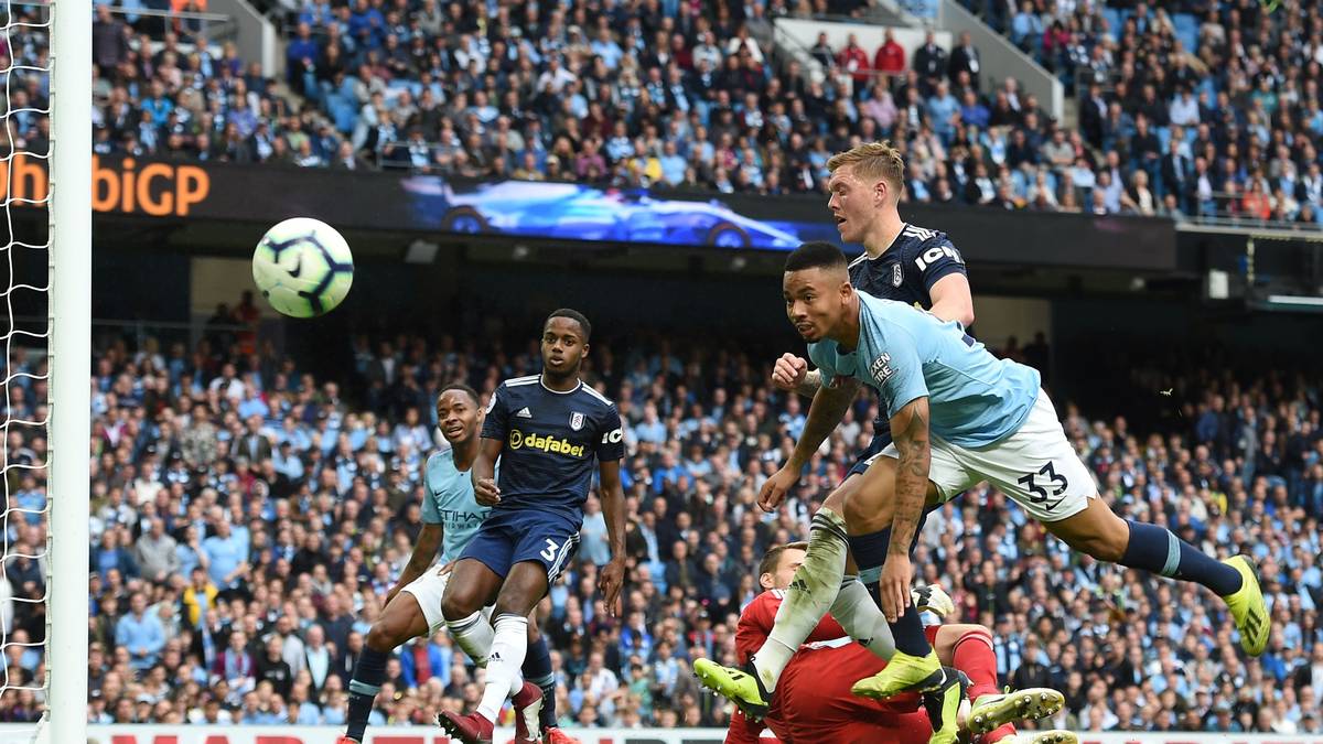 PLATZ 2 - MANCHESTER CITY: Englands Titelträger verdrängte die Reds am Wochenende von der Tabellenspitze und tankte damit Selbstvertrauen für die Königsklasse. Dort ist nach der überraschenden 1:2-Niederlage zum Start gegen Lyon Wiedergutmachung angesagt