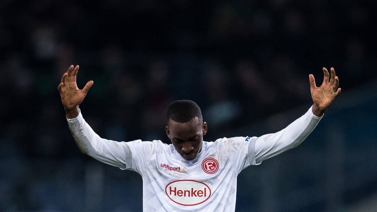 Mögliche Abgänge: Der Weggang von Stürmer-Star Dodi Lukebakio nach Leihende steht wohl fest. Auch Leih-Stürmer Dawid Kownacki wird wohl nicht in Düsseldorf bleiben. Marvin Duksch will unbedingt weg und auch für Abwehrchef Kaan Ayhan gibt es großes Interesse