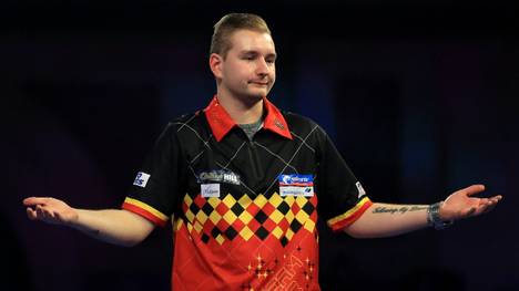 Darts-Star Dimitri Van den Bergh plaudert im Instagram-Livevideo aus dem Nähkästchen und verrät, dass er eine längere Zeit auf dem Bauernhof von Darts-Kollege Peter Wright verbracht hat.