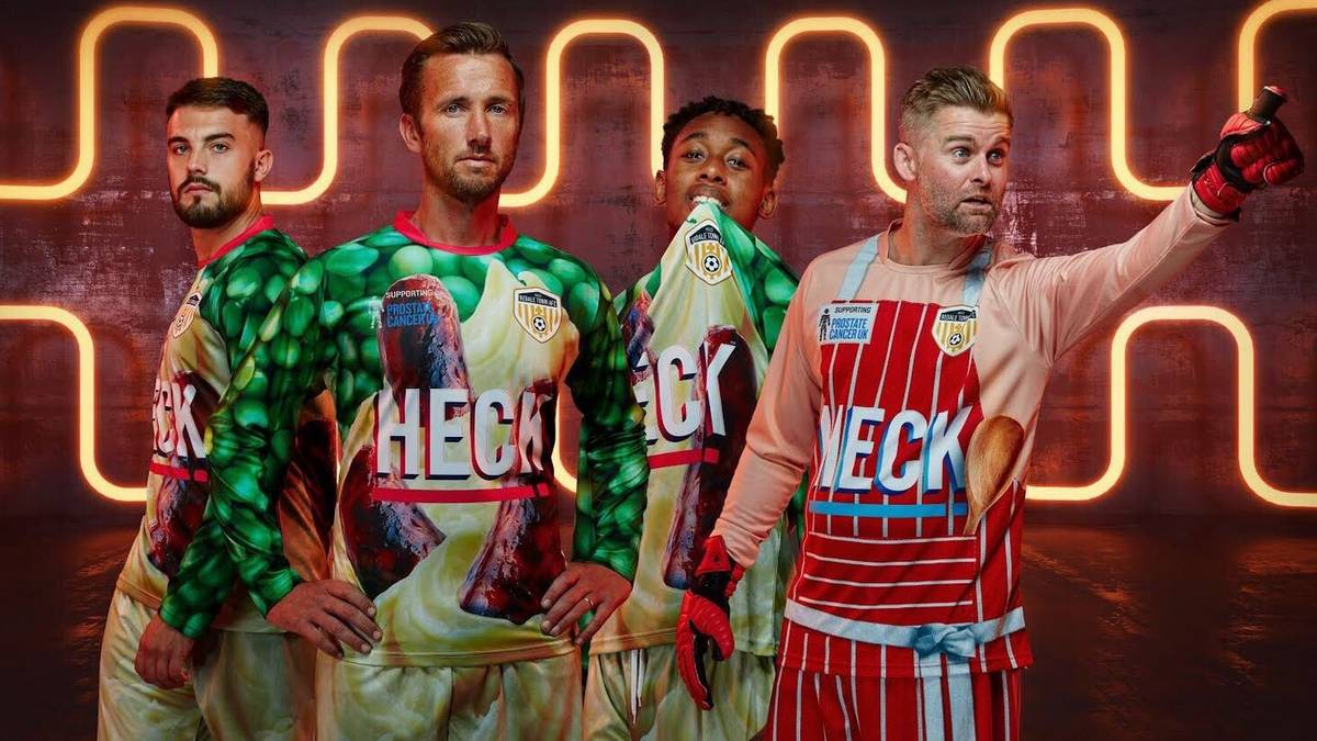 Sponsor Heck vertreibt unter anderem vegane Würstchen, die natürlich auf dem Shirt zu sehen sind. Die weiteren Leckerbissen: Bohnen und Kartoffelbrei. Lasst es euch schmecken!