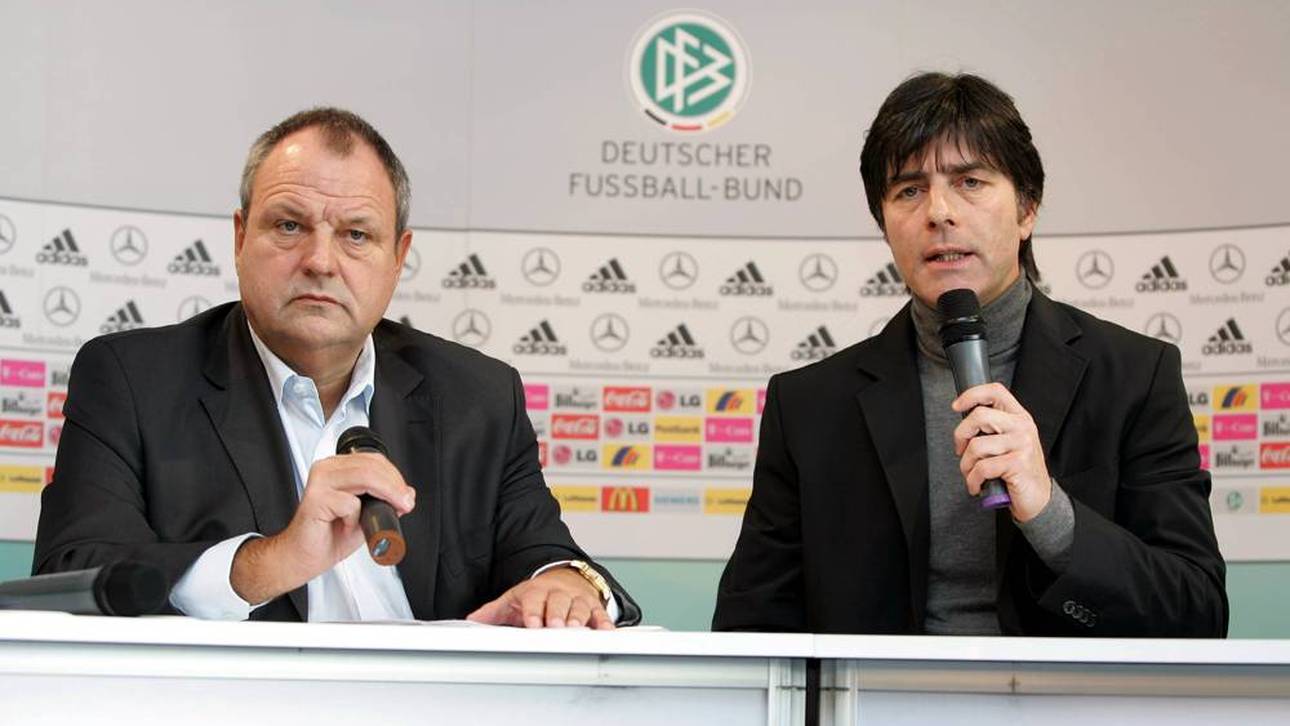 Harald Stenger (l.) an der Seite von Joachim Löw auf einer DFB-Presserunde im Jahr 2007