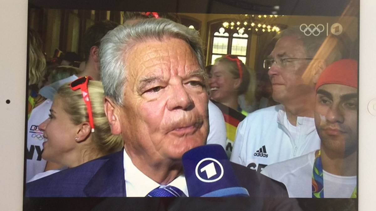"Wir wollen stolz auf das sein, was wir mit Fairness und mit eigenen Mitteln geschafft haben. Und das ist viel", sagt der Bundespräsident. "Danke Herr Gauck für die emotionale Rede", lobt Ruder-Star Marcel Hacker bei Twitter