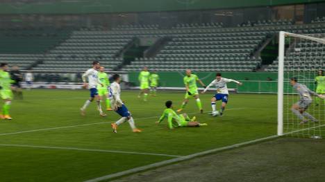 Matthew Hoppe vergibt die Riesenchance auf den Schalker Ausgleich. Aus kürzester Distanz scheitert der S04-Stürmer an Wolfsburgs Keeper Casteels.