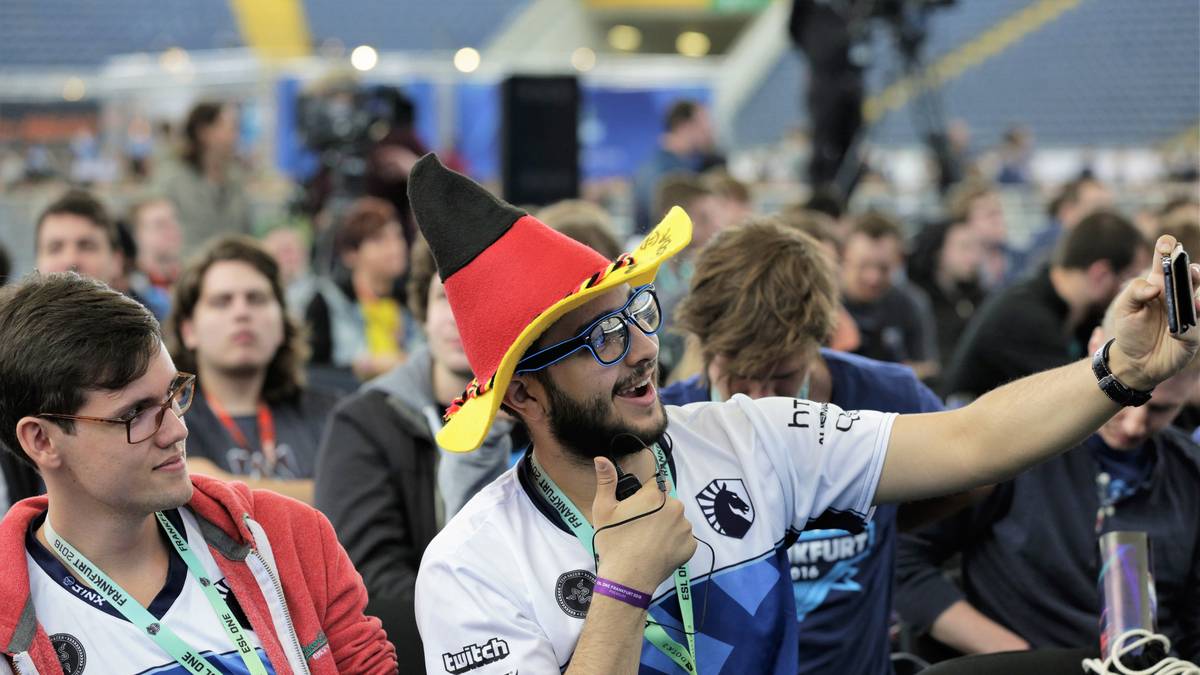 Wer die deutschen Spieler bei der EM anfeuert, konnte in gleicher Montur auch das deutsche Duo bei Team Liquid unterstützen