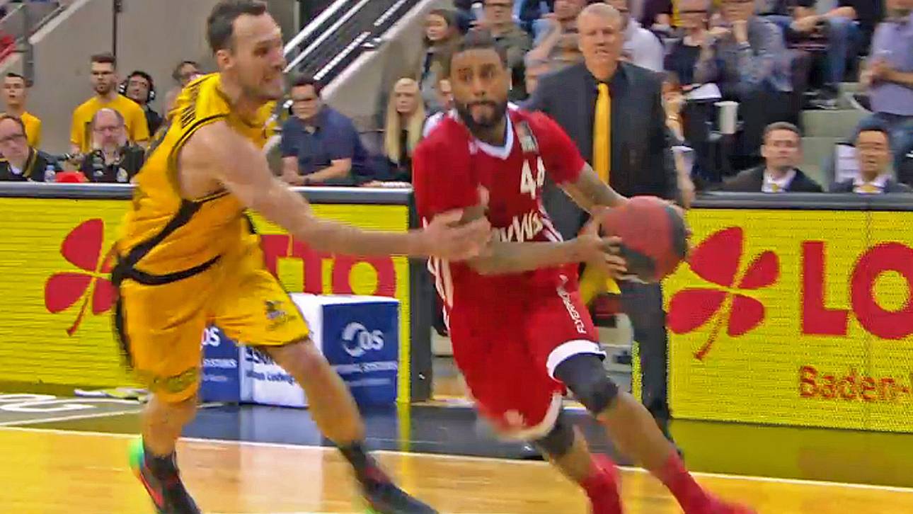 Ballverlust Bayern statt Foul Ludwigsburg: Adam Waleskowskis Greifen nach Bryce Taylor blieb ungeahndet