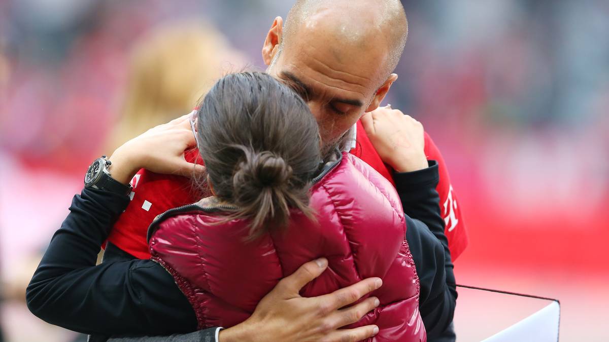 23. Mai 2015: Familienmensch Guardiola. Den Gewinn seiner zweiten Meisterschaft lässt er sich mit einem Siegerkuss seiner Frau Cristina versüßen