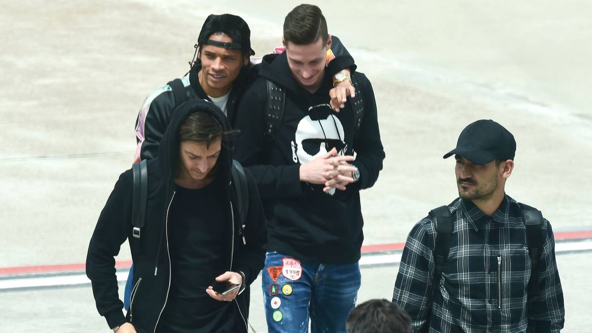 Die Legionäre Leroy Sane, Julian Draxler, Mesut Özil und Ilkay Gündogan bei der Landung in Südtirol