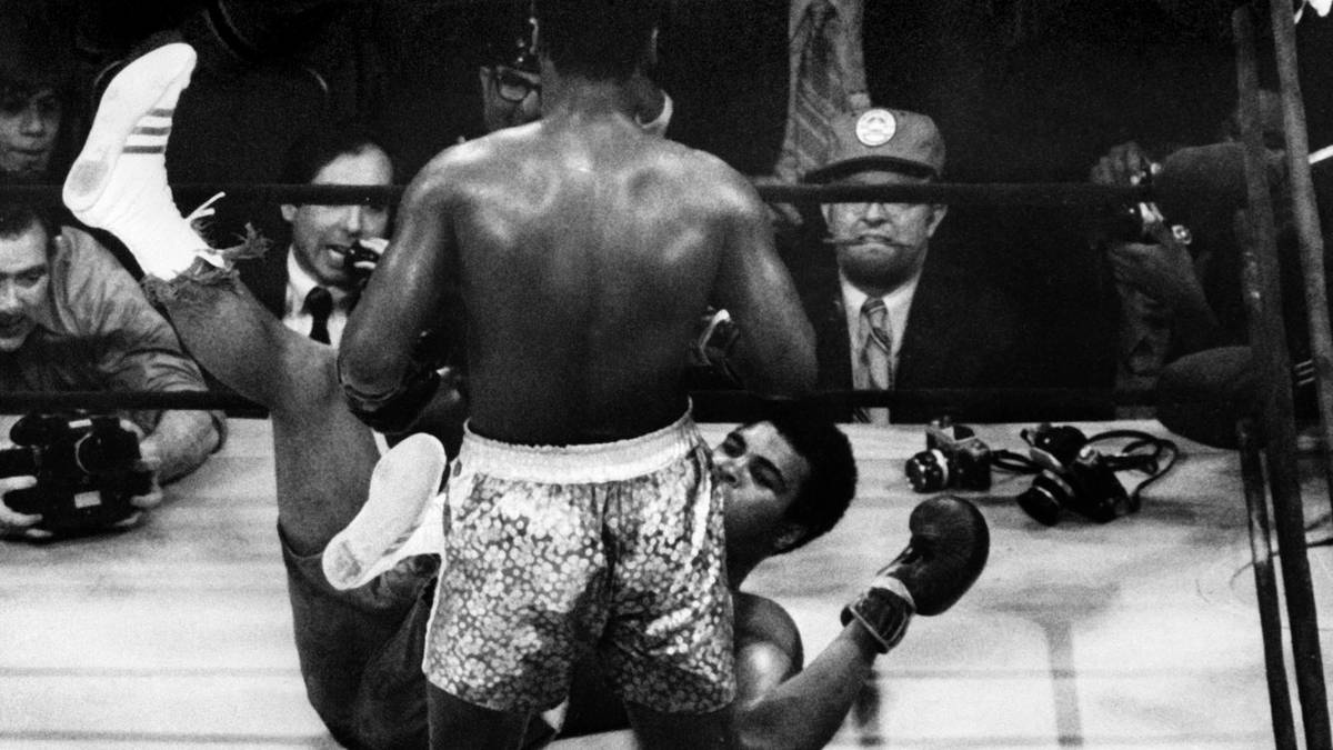 JOE FRAZIER: In einem Kampf, der wie kaum ein anderer herbeigesehnt wurde, fügte "Smokin Joe" Ali die erste Niederlage seiner Profikarriere zu. Frazier schlug Ali in der letzten Runde mit einem linken Haken zu Boden. Der Fight gilt noch heute als "Kampf des Jahrhunderts"