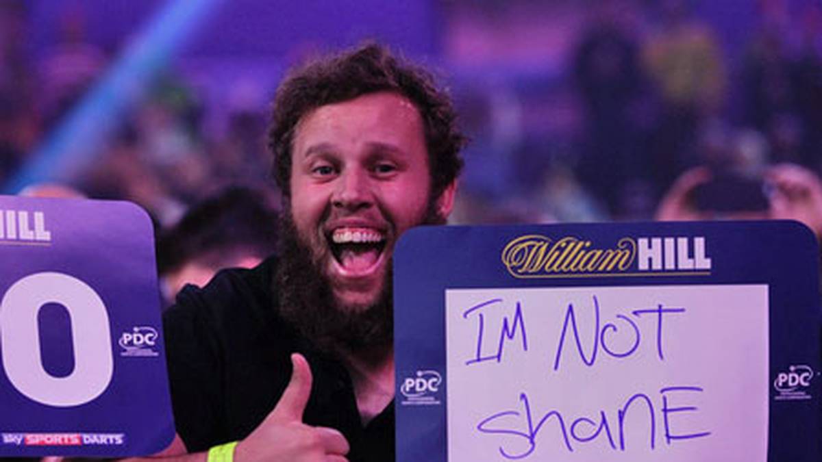 Auch Sportstars zieht es der Stimmung wegen in den "Ally Pally". Hier zeigt Golfer Shane Lowry seine witzige Nachricht auf den berühmten Plakaten