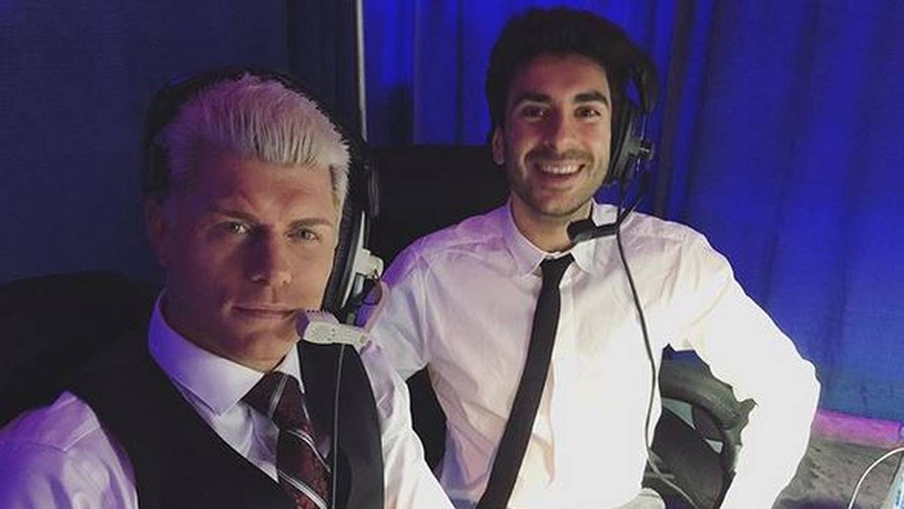 Cody Rhodes (l.) zusammen mit AEW-Präsident Tony Khan hinter den Dynamite-Kulissen