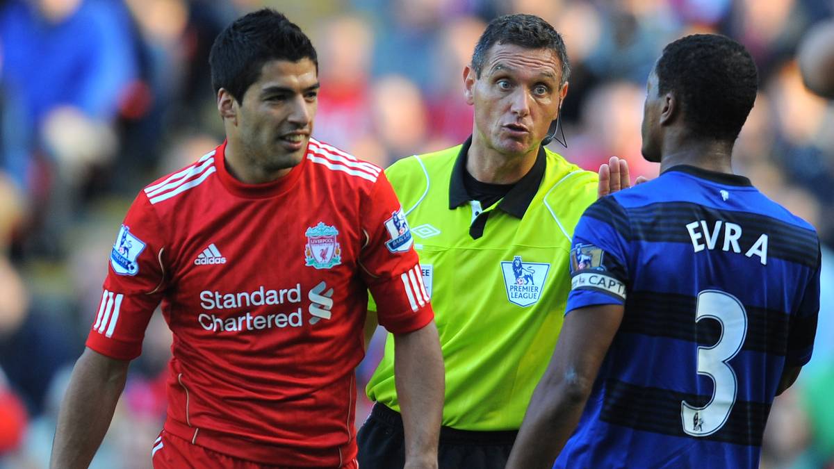 Die Vorgeschichte: Nach dem Hinspiel klagt Evra (r.) seinen Gegenspieler öffentlich an, von ihm mehrfach als "Neger" beschimpft worden zu sein. Für seine rassistische Entgleisung wird Suárez vom englischen Verband FA für acht Spiele gesperrt und bekommt eine Strafe von umgerechnet 48.000 Euro aufgebrummt