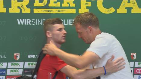 Timo Werner crasht die Pressekonferenz von seinem Trainer Julian Nagelsmann. Zum Abschied gibt es eine innige Umarmung.
