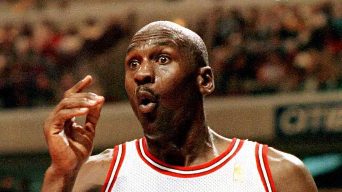 Einmal schlägt Jordan aber zurück. Currys Player Efficiency Rating von 31,5 ist knapp schlechter als Jordans Bestwert aus der Saison 90/91 (31,6). Vergleicht man nur die Rekordspielzeiten der Bulls und Warriors, hat aber Curry wieder die Nase vorn. Jordans PER 1995-96 betrug "nur" 29,4 